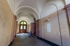 Das Foto zeigt den Eingangsbereich des Arbeitsgerichts Freiburg - Kammern Offenburg