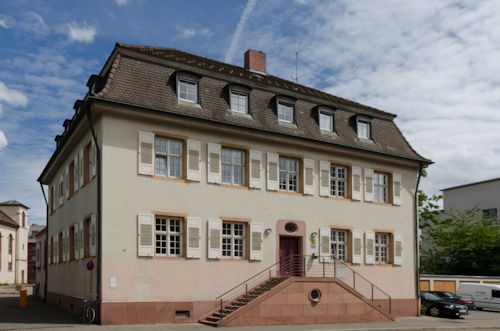 Auf dem Foto sehen Sie das Gebäude des Arbeitsgerichts Freiburg - Kammern Lörrach.