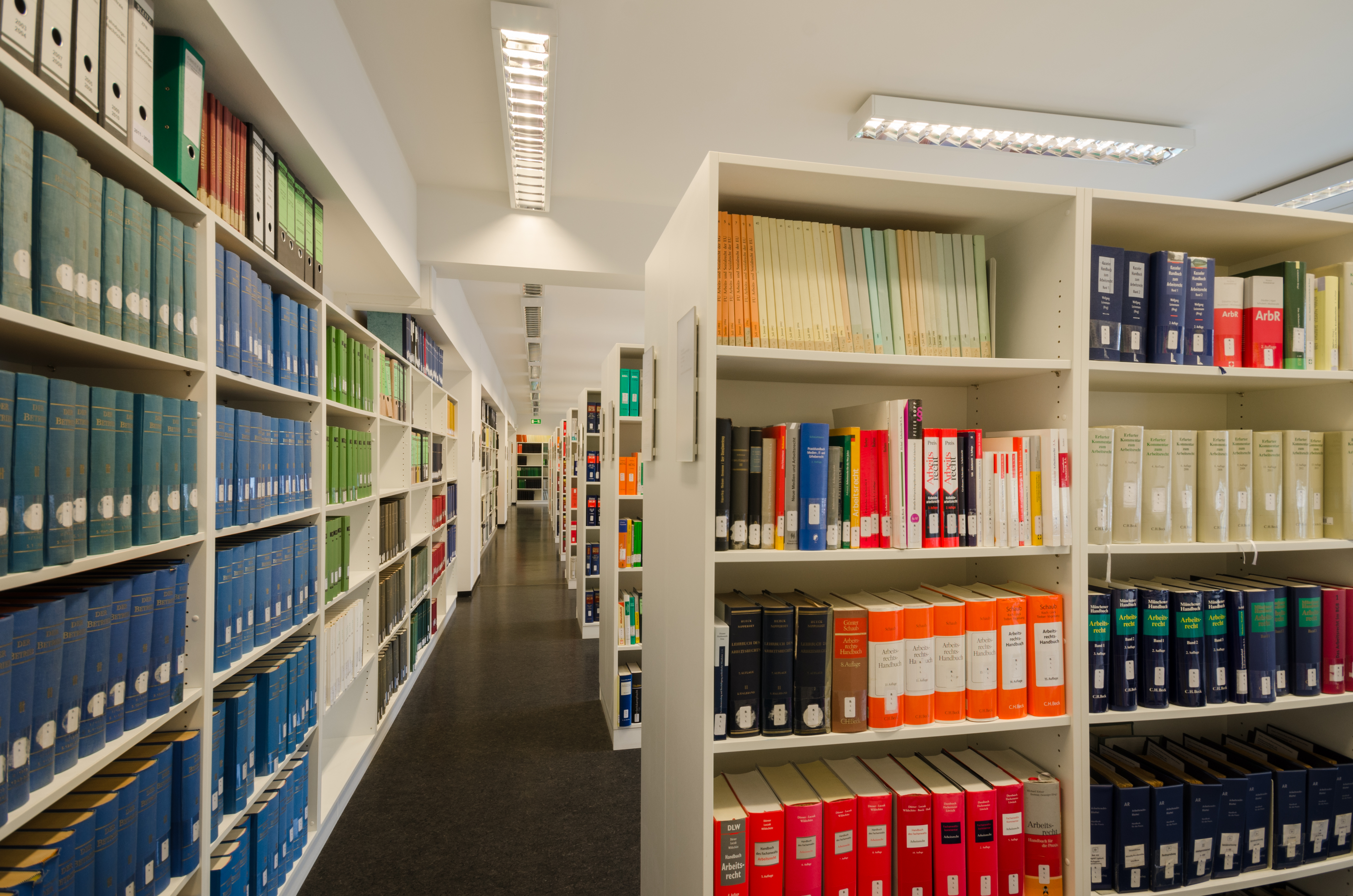Bild zeigt einen Blick in die Bibliothek des Landesarbeitsgerichts in Stuttgart
