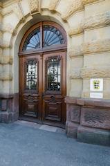 Auf dem Foto sehen Sie die Eingangstüre des Arbeitsgerichts Freiburg - Kammern Offenburg.