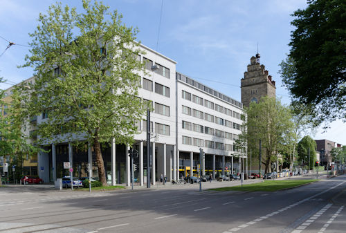 Auf dem Foto sehen Sie das Gebäude des Arbeitsgerichts Freiburg. 