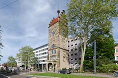 Auf dem Bild sieht man das Arbeitsgericht Freiburg mit dem denkmalgeschützten Turm des ehemaligen Keppler-Gymnasiums.