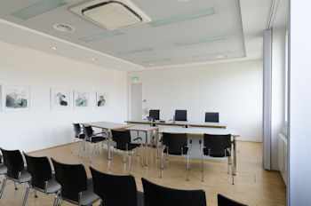 Bild zeigt einen Sitzungssaal des Arbeitsgerichts Freiburg