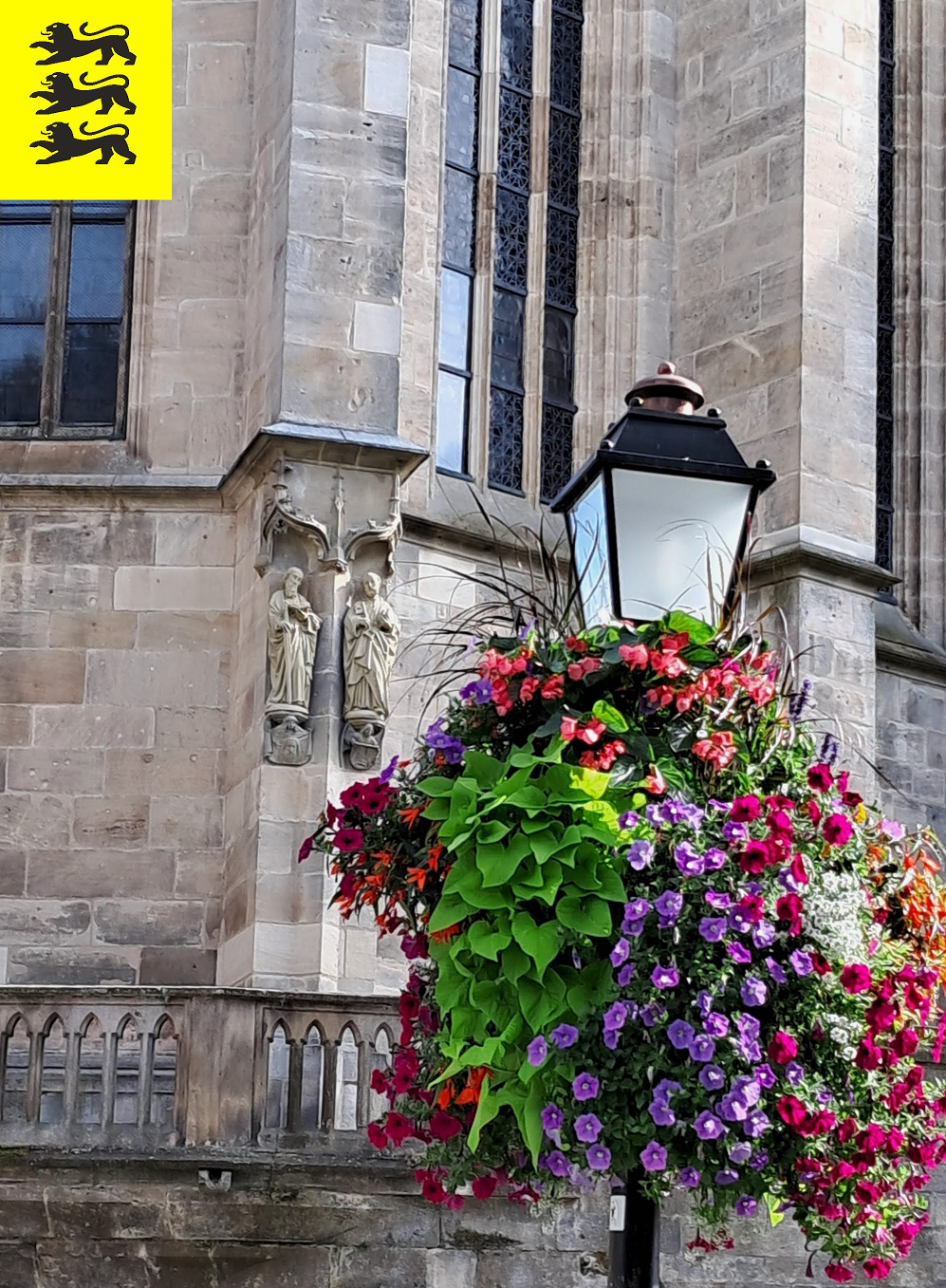 © Sprißler | Blumenschmuck vor Stiftskirche